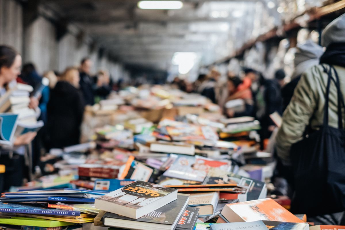 Щанд с книги на книжен базар