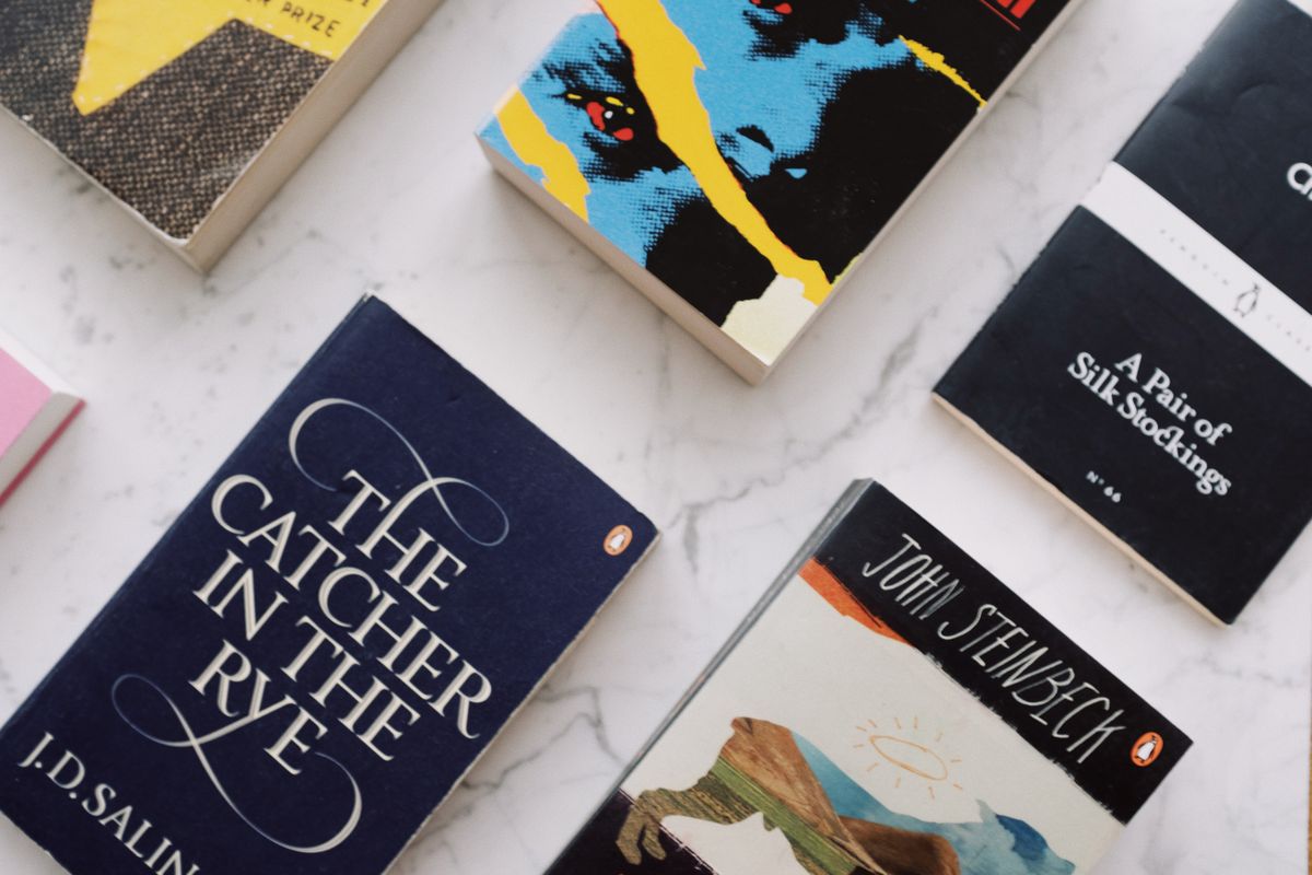 Дизайн на книжна корица върху бюро