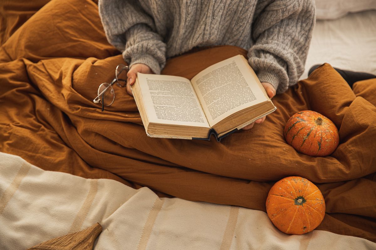 Човек чете книга на спокойствие