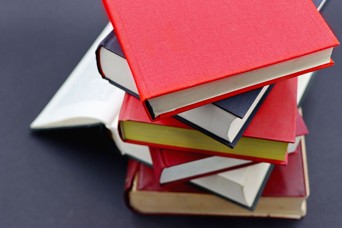 Купчина цветни книги, символ на самостоятелно издадена книга